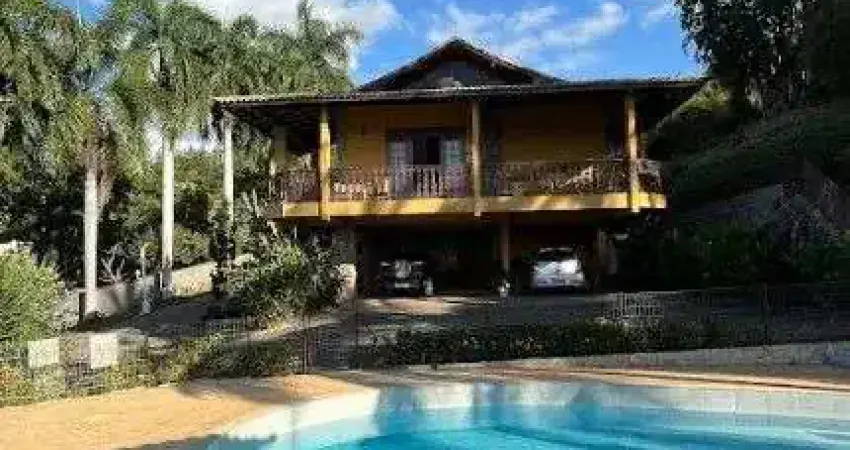 Casa com 4 quartos à venda, 320 m² por R$ 2.600.000 - Centro - Volta Grande/MG