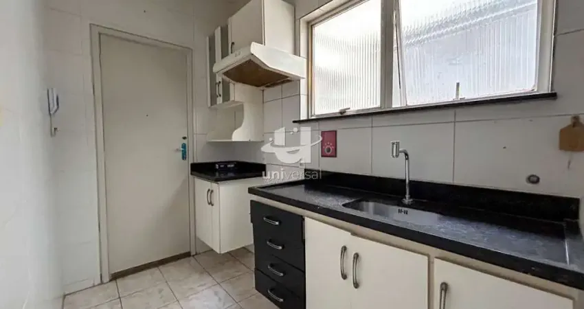 Apartamento com três quartos, suíte, uma vaga de garagem no centro de juiz de fora