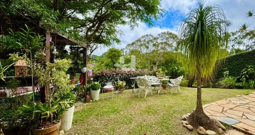 Morar Bem é Ter Quintal: Casa em Condomínio Fechado com Pomar