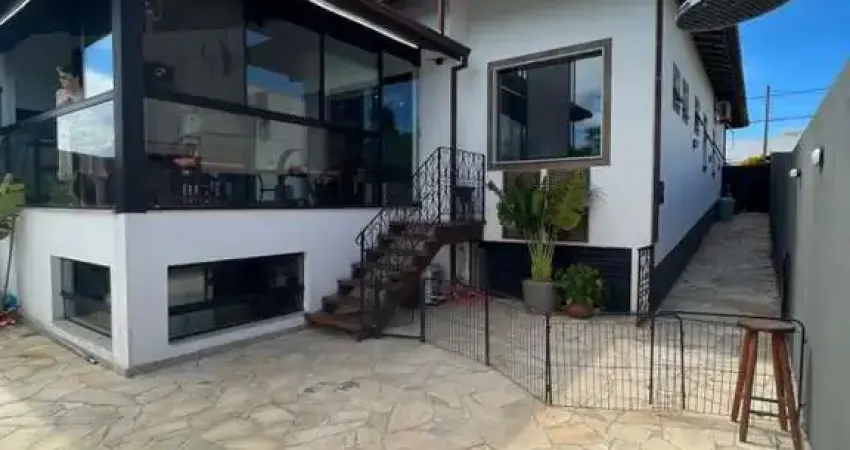 Casa para Venda em Macaé, Vale dos Cristais, 3 dormitórios, 1 suíte, 3 banheiros, 4 vagas