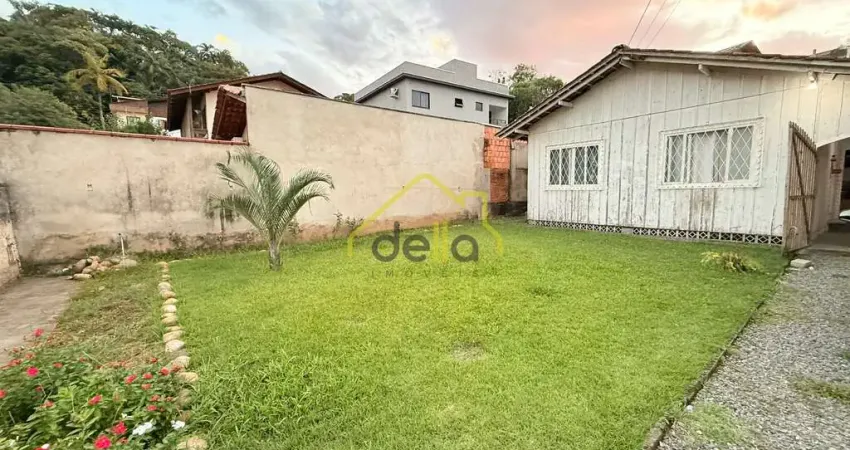 Casa de madeira  muito bem localizada entre os bairros Iririú e saguaçu!