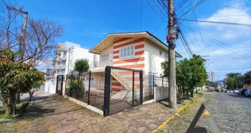 Duas residências de esquina no bairro Madureira