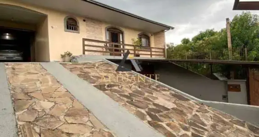 Casa com sala comercial no bairro Século XX
