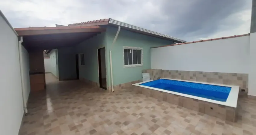 Casa nova na praia lado praia com piscina e área gourmet coberta com churrasqueira e pia