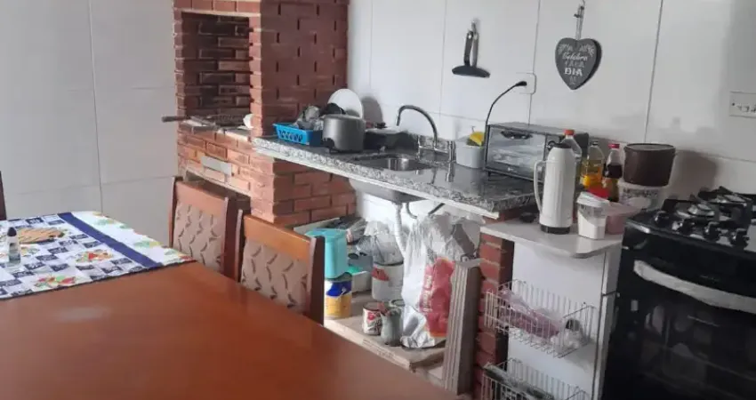 Linda casa na praia a menos de 100m do mar - 02 quartos, 02 banheiros - 02 vagas de garagem