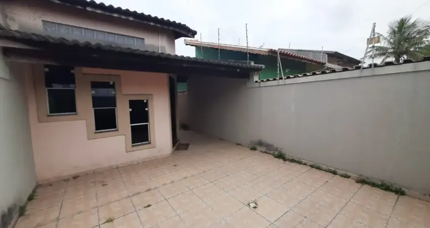 Oportunidade! casa na praia em rua pavimentada a menos de 500 metros do mar -  02 quartos -  02 banheiros - 02 vagas de garagem