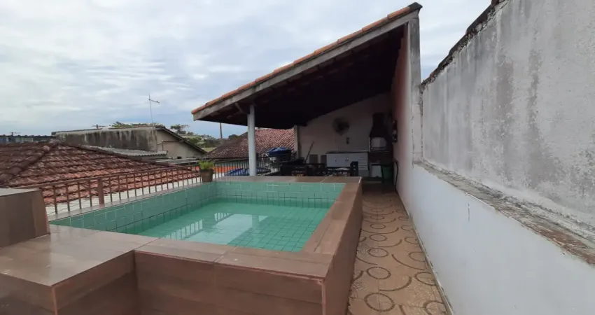 Ótima casa na praia a 400m do mar - piscina, área gourmet coberta com churrasqueira e pia