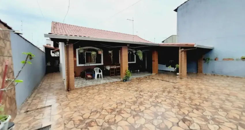 Casa na praia a 500 m da praia - linda, ampla, impecável e em rua pavimentada