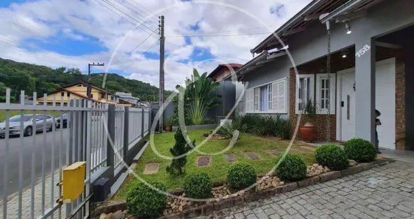 Residência Averbada com 3 Dormitórios e Área de Festas com Piscina no Bom Retiro, Joinville/SC
