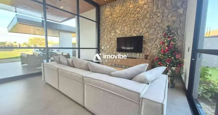 Casa em condomínio à venda com 03 suítes espaçosas, piscina e 1.008 m² de terreno.