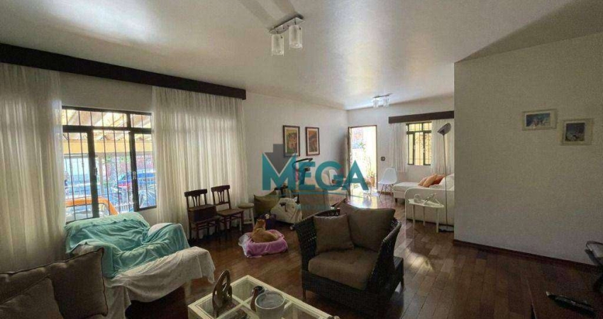 Belíssima casa com 4 quartos sendo 1 suíte, 4 banheiros, Living para 3 ambientes amplos..