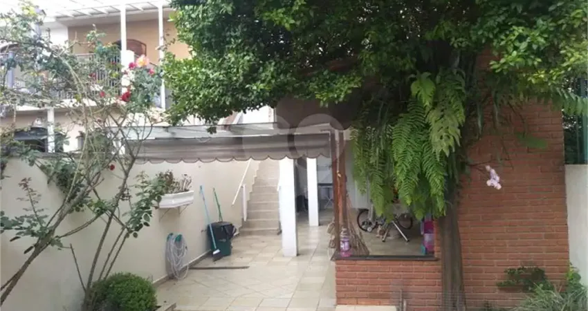 Casa térrea com entrada lateral sendo 3 dormitórios, sendo 2 suítes e duas vagas