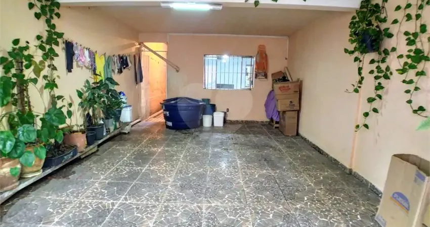 Sobrado com 3 dormitórios, 3 banheiros, 2 vagas, 2 varandas, salão de festas.