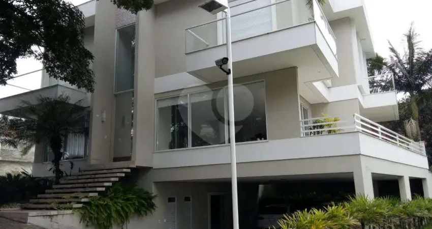 Casa de altíssimo padrão em Condomínio dentro de reserva Florestal