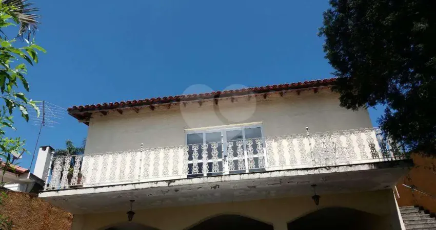 Ampla residência à venda na Vila Albertina, em local tranquilo, todo arborizado