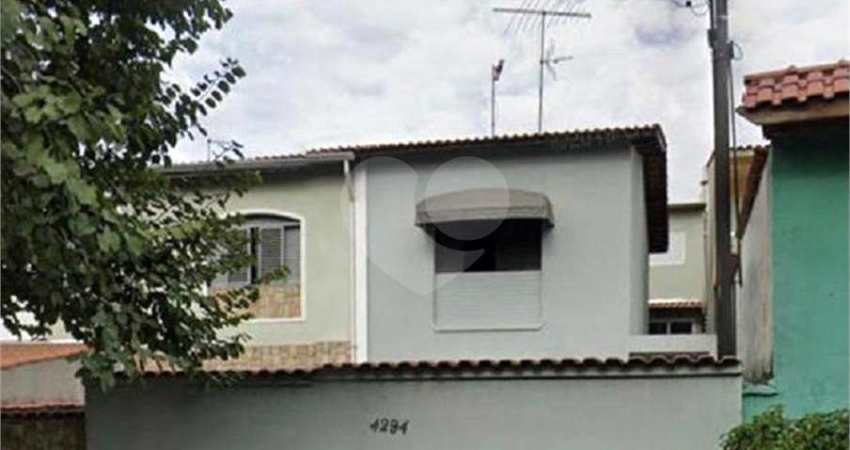 Excelente terreno com duas ótimas casas com 06 vagas de garagem.