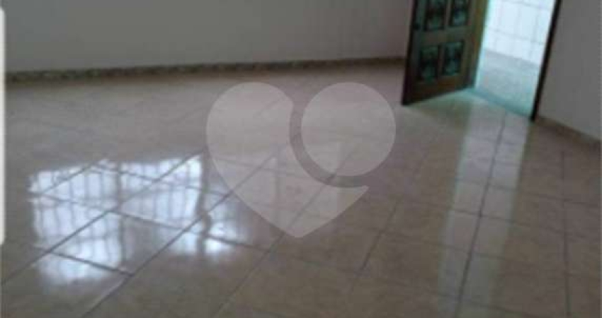 Sobrado vender Jardim Guançã, com 125m2, 3 quartos, 1 suíte, ampla sala, lavabo, cozinha, quintal dos fundos coberto, área de serviço, corredor lateral e 2 vagas de garagem.