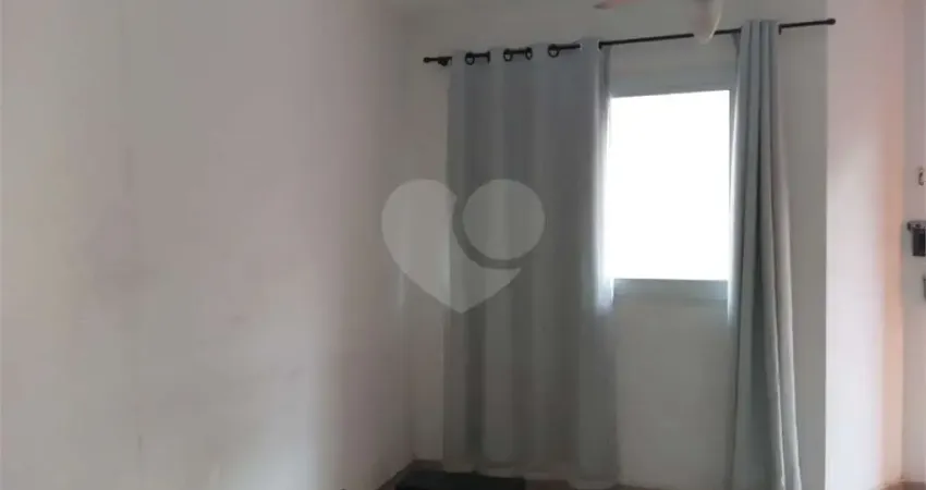 SOBRADO EM CONDOMÍNIO FECHADO - 2 DORM. 1 VAGA. 2 WC
