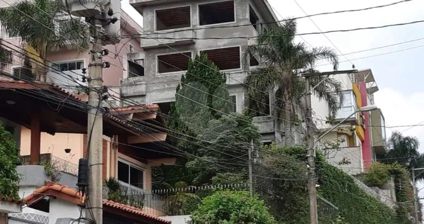 Sobrado em condomínio em fase de construção, rua com cancela e guarita, subida Serra da Cantareira