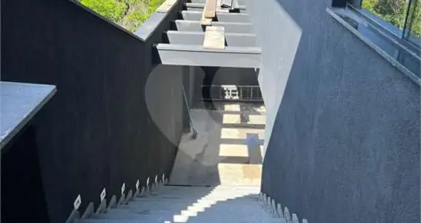 Linda casa assobradada á venda com 3 dormitóris na cidade adorável de Bragança Paulista -SP