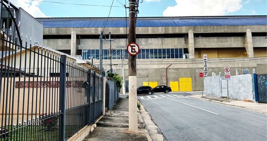 3 minutos a pé do Metrô