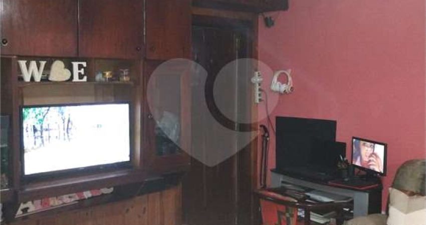 Casa térrea com 02 dormitórios, sala ampla, dormitórios e cozinha com armários embutidos