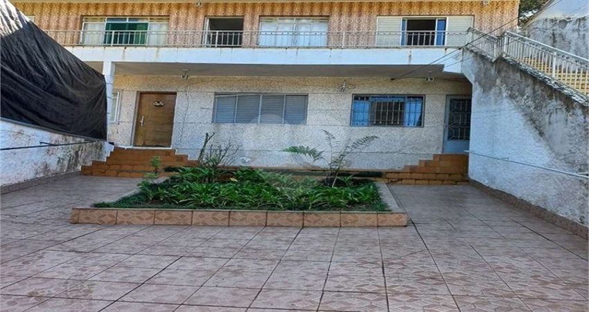 Sobrado com quatro dormitórios e seis vagas e mais duas casas para renda.