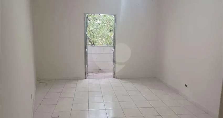 Apartamento super bem localizado, com 01 dormitório e armário embutido