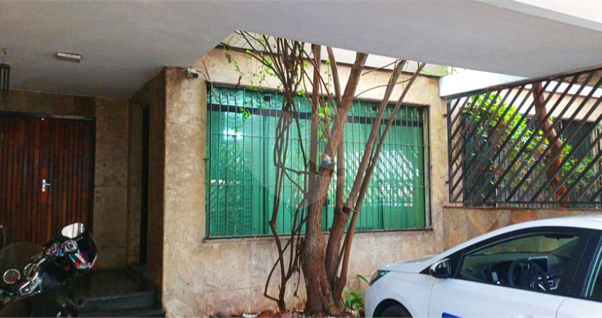 VENDE-SE SOBRADO COM 3 DORM, 1 SUITE, EDICULA COM 2 APARTAMENTOS E DUAS VAGAS NA PEDRO BUENO