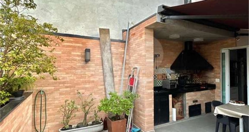 Sobrado no Jardim São Paulo, 3 dormitórios, 1 suíte, 2 vagas com quintal e edícula