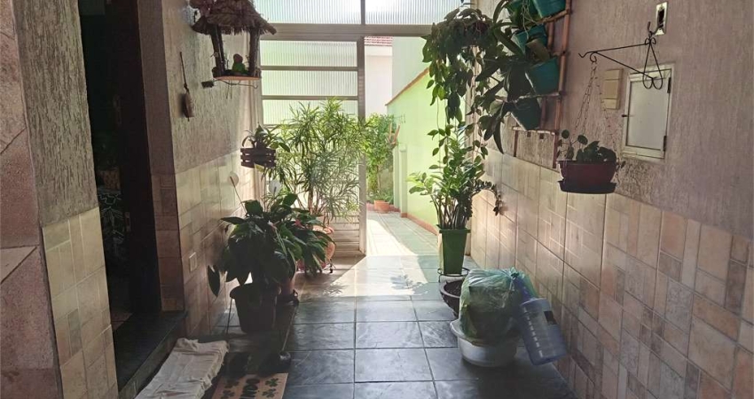 Charmosa casa à venda com 2 dormitórios e um amplo quintal