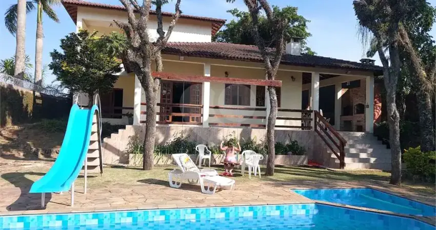 Casa à venda 250m² 3 suites na Serra da Cantareira.