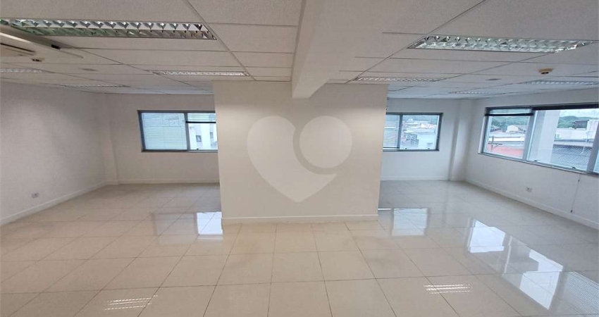 Sala comercial com 44m², 1 banheiro, 1 vaga de garagem, próximo ao metrô Carandiru e Santana.