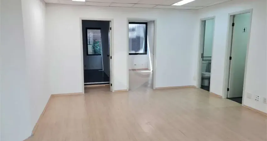 Sala ampla com 90 m² para locação em prédio de alto padrão nos Jardins.