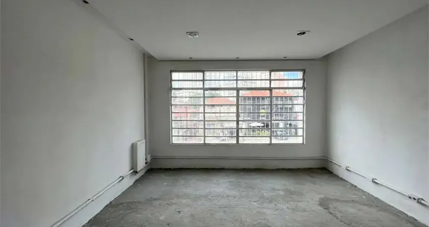Espaçoso sobrado comercial com 06 salas, 03 banheiros, vaga de garagem