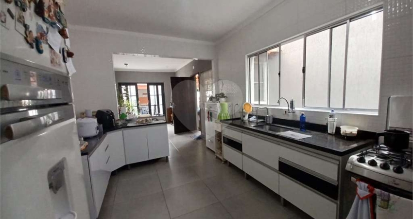 Sobrado 150m 03 Dormit 01 suite, Sala, Cozinha Ampla, 4 wcs, Churrasqueira. 04 vagas.