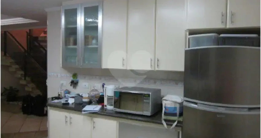 SOBRADO ISOLADA COM 4 SUÍTES