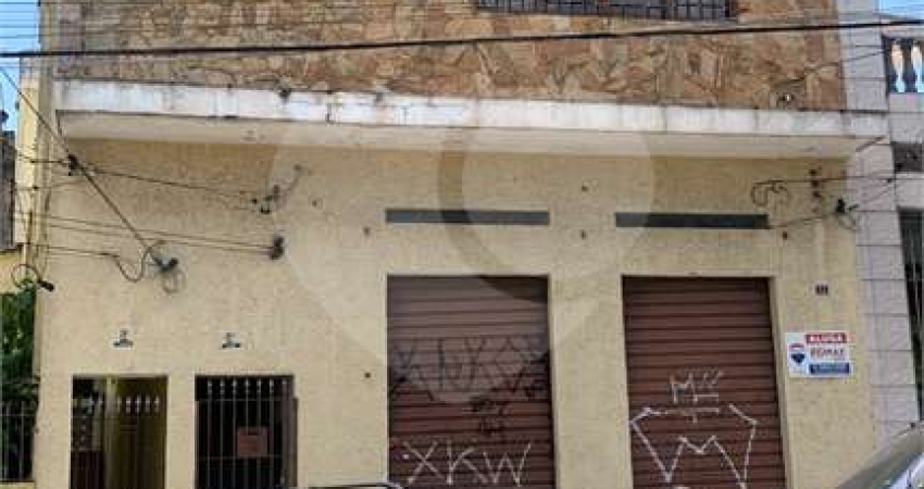PRÉDIO COM SALÃO E DUAS CASAS