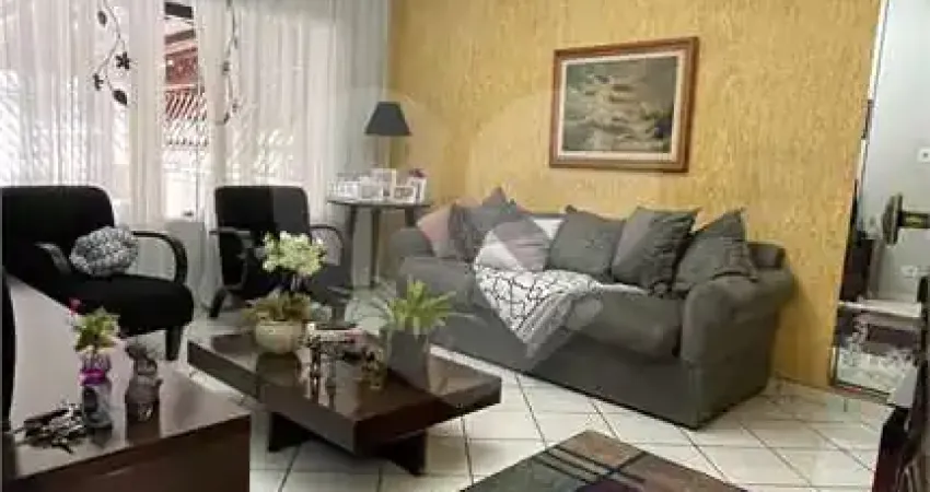 Casa bem ampla, com 04 dormitórios, 02 suítes, 5 banheiros, cozinha com armários planejados