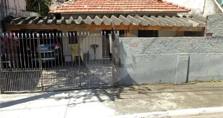 Casa antiga com bom terreno para venda no Parque Edu Chaves.