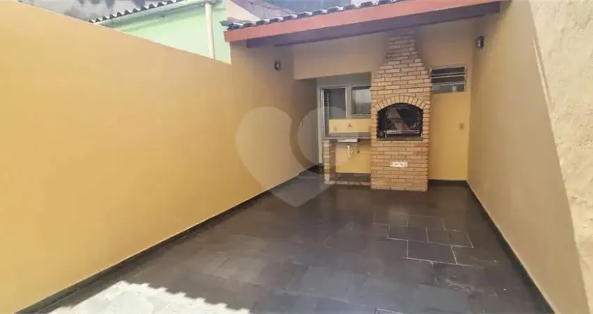 Sobrado em Santa Terezinha, com 2 dormitórios e 3 vagas.