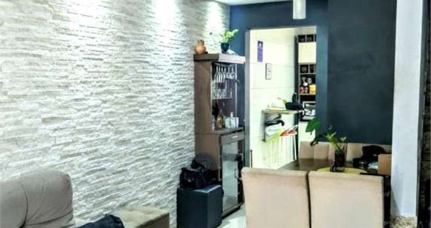 Linda Casa em Condomínio Fechado com 2 Dormitórios e Quintal – Oportunidade Imperdível!