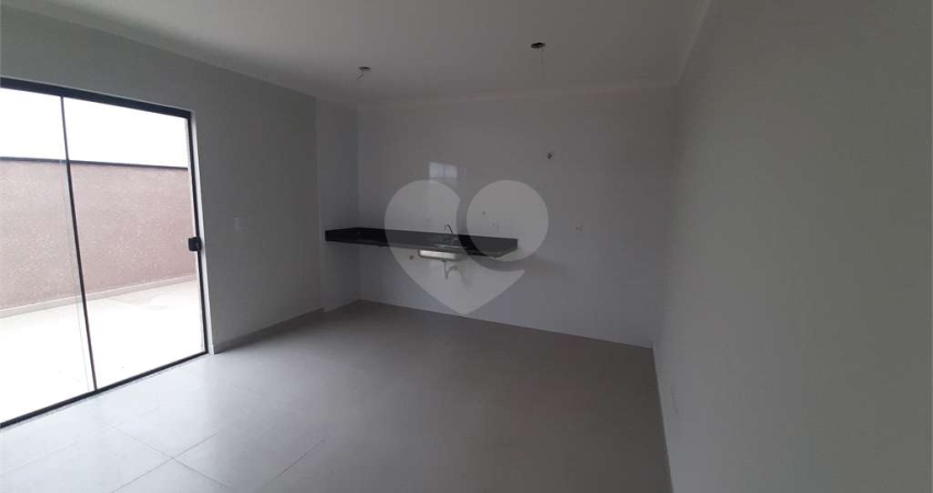 Apartamento COBERTURA com 66m2, 3 quartos, banheiro, sala,  cozinha, quintal e 1 vaga