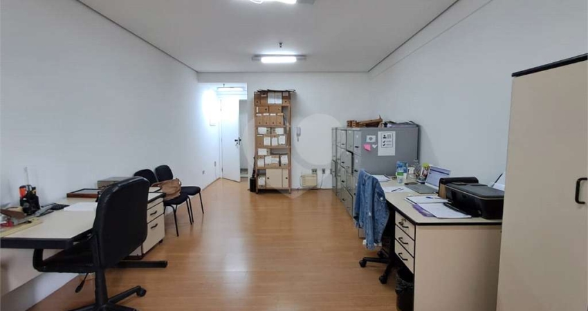 Sala comercial 30m² 1 banheiro, copa e 1 vaga de garagem Pompéia