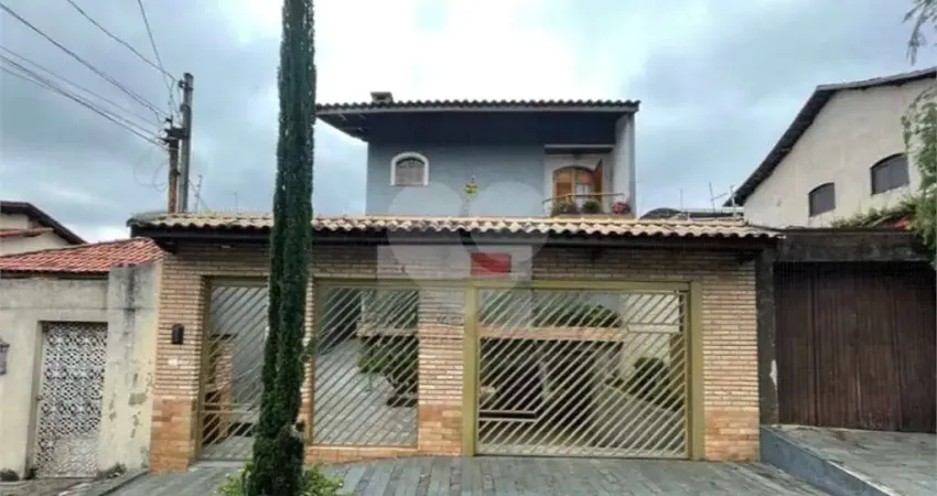 Casa à Venda 300m²| 3 Suítes| Churrasqueira| Piscina| 5 Vagas na Vila Maria
