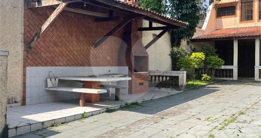Sobrado venda GUARUJÁ com 300m2, 3 quartos, 3 suítes, 2 salas, cozinha, lavabo, varanda, quintal gourmet e pelo menos 7 vagas de garagem