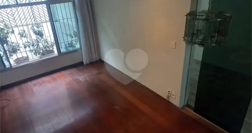 Sobrado no Condomínio Residencial Santa Terezinha com 3 quartos 1 suíte  2 vagas e amplo quintal !!