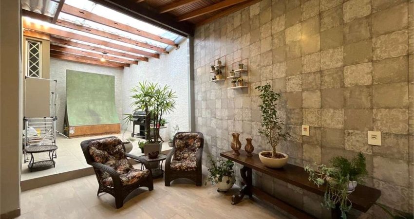 Casa à Venda |  225 m² | 3 dormitórios (1 suíte) | 4 vagas na Vila São João!