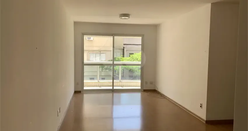 Apartamento com 113m², 3 quartos sendo 1 suíte, Varanda, 3 vagas demarcadas na garagem