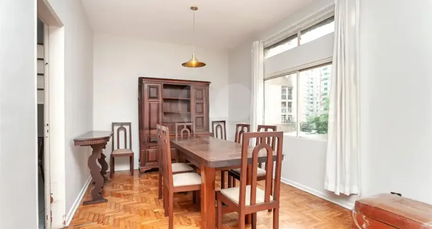 Oportunidade única no para reforma na melhor rua do bairro 220m² úteis 2 garagens.